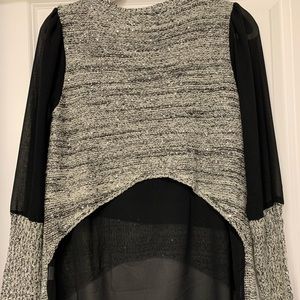 Super cute sweater, it only has a few wears, size S, in perfect condition !!